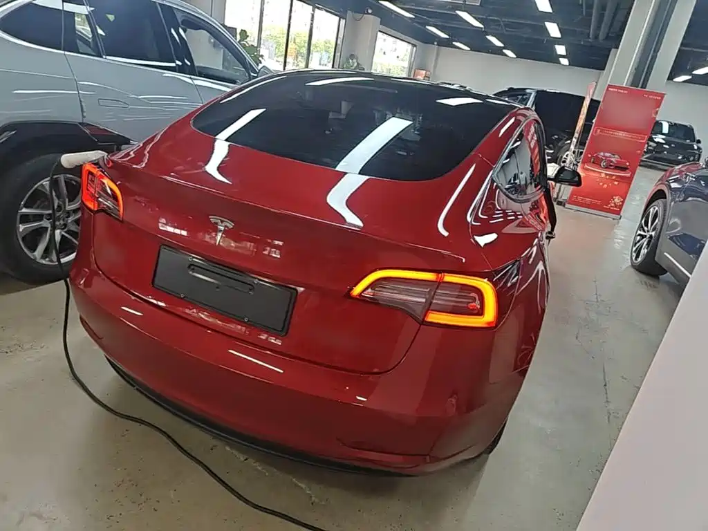Tesla Model 3 — миниатюра 7