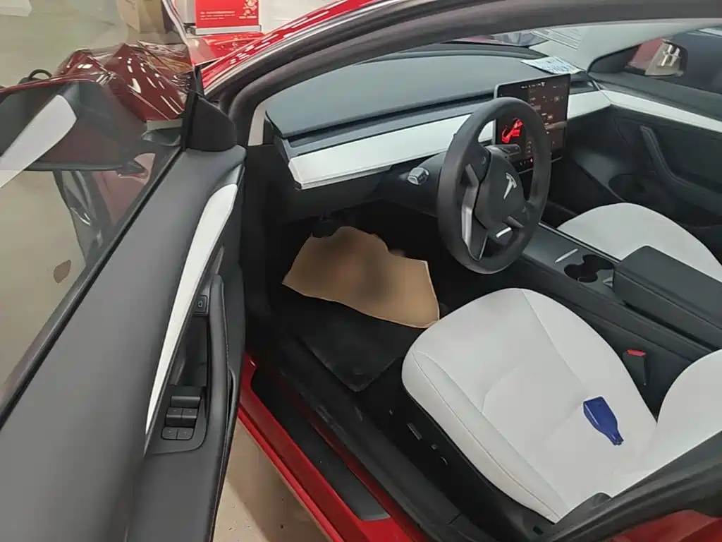 Tesla Model 3 — миниатюра 16