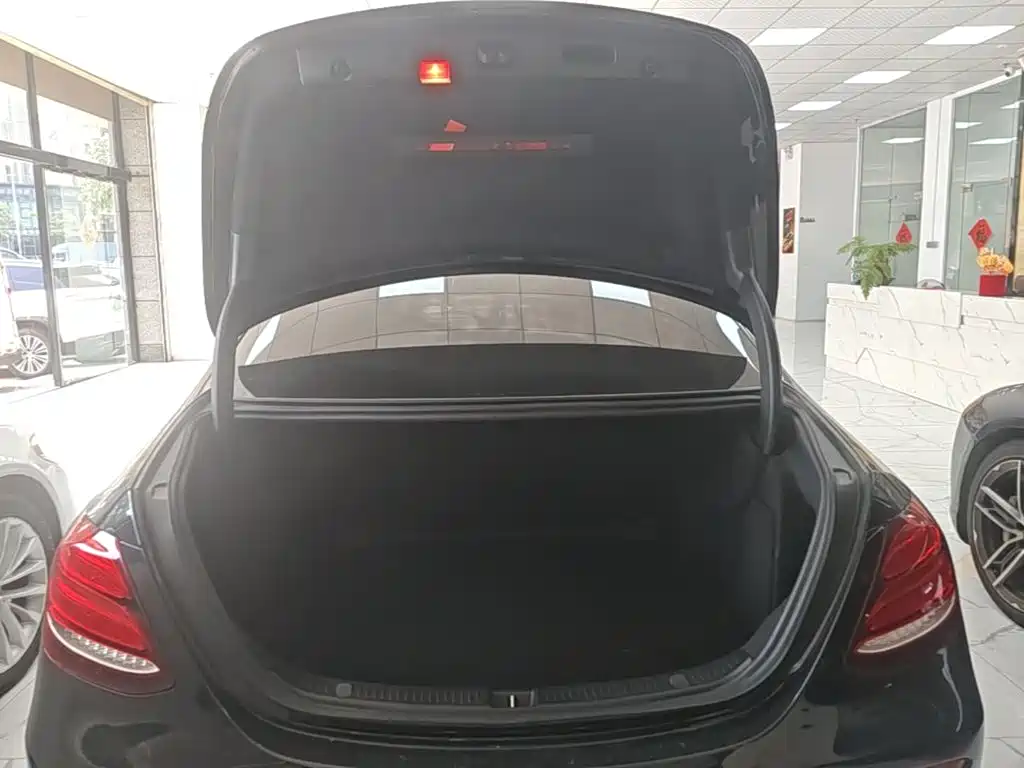 Mercedes-Benz E-Class — миниатюра 19