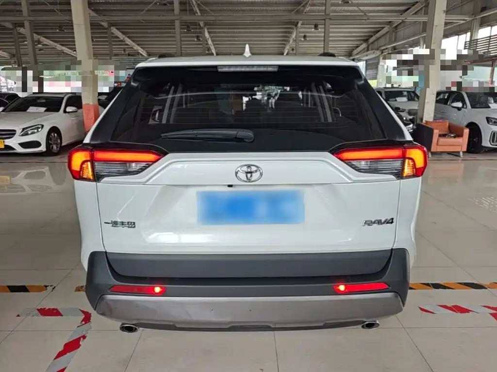 Toyota RAV4 — миниатюра 6