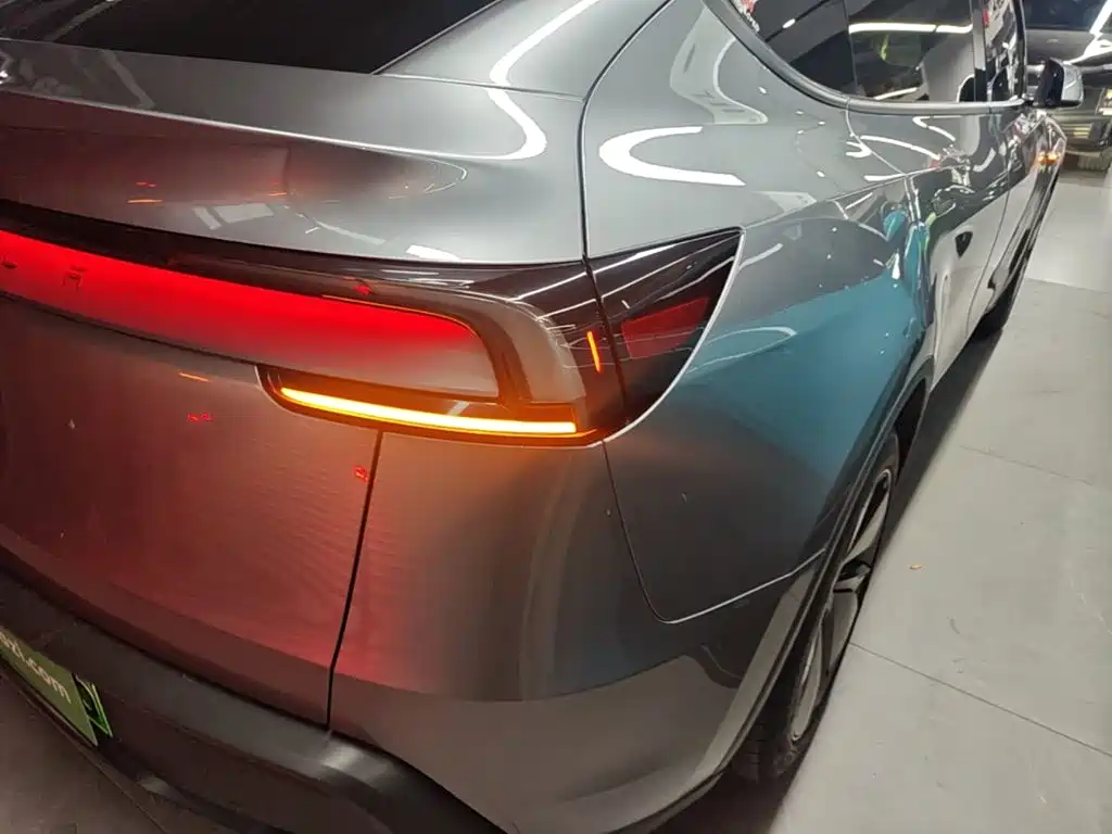 Tesla Model Y — миниатюра 8
