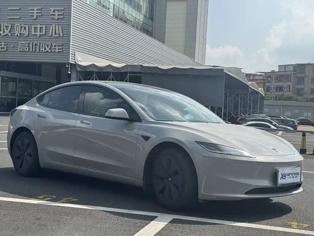 Tesla Model 3 — миниатюра 3