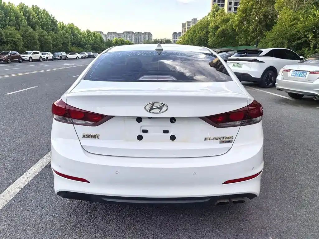 Hyundai Elantra — миниатюра 8