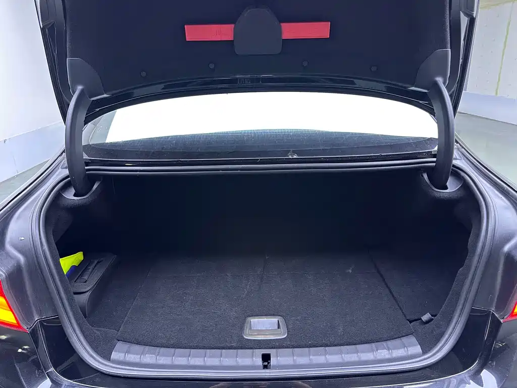 BMW 5 Series New Energy — миниатюра 12