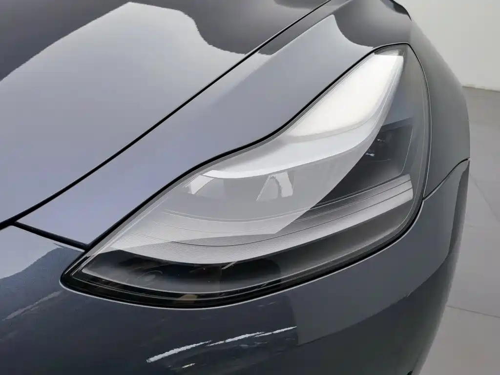 Tesla Model 3 — миниатюра 7