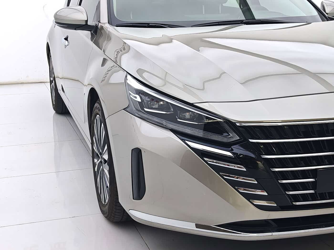 Nissan Teana 2.0 л 2023 г. шампань/коричневый, пробег 12000 км