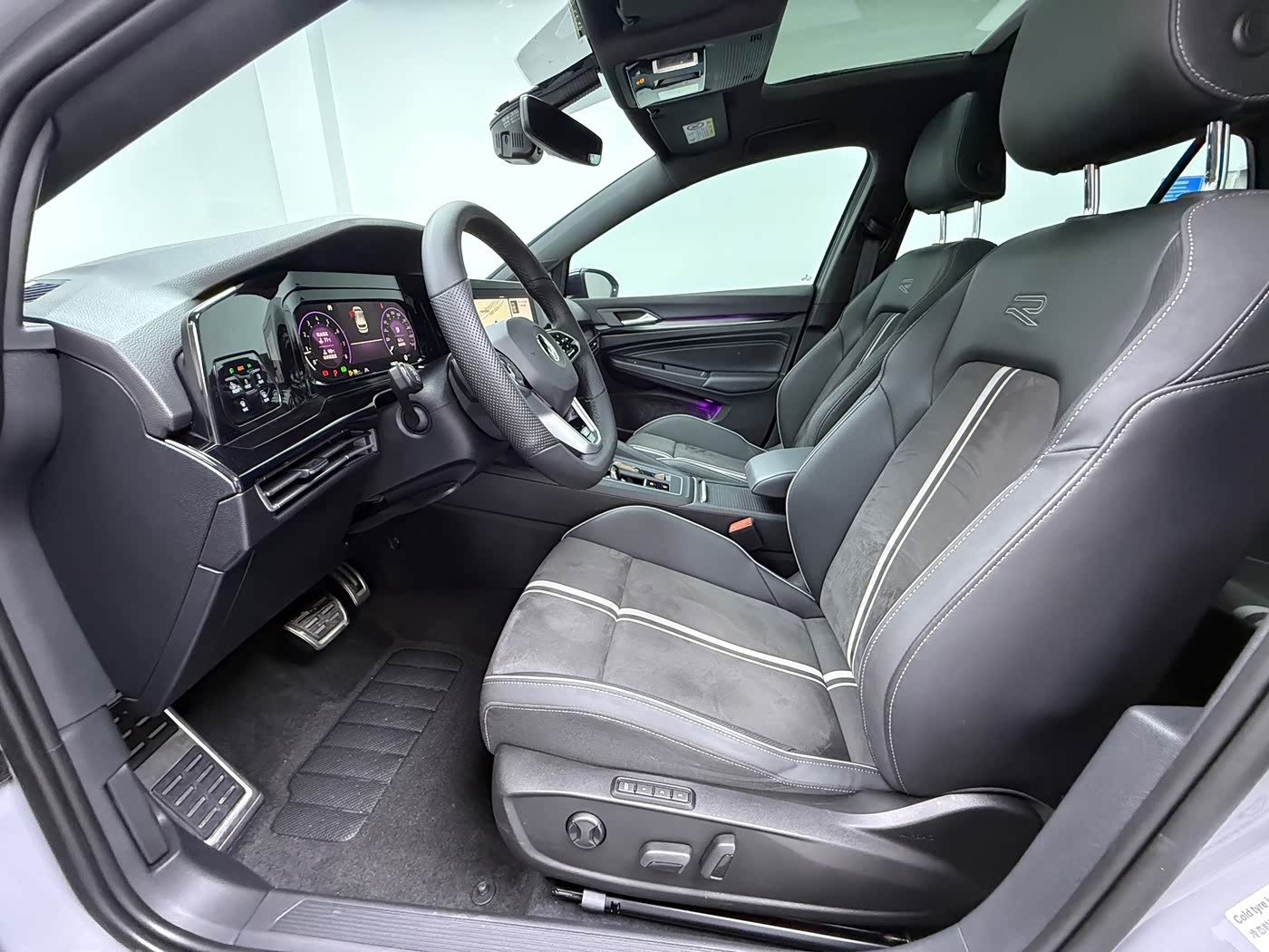 Volkswagen Golf 1.4 л 2023 г. Серебристо-серый, пробег 19000 км