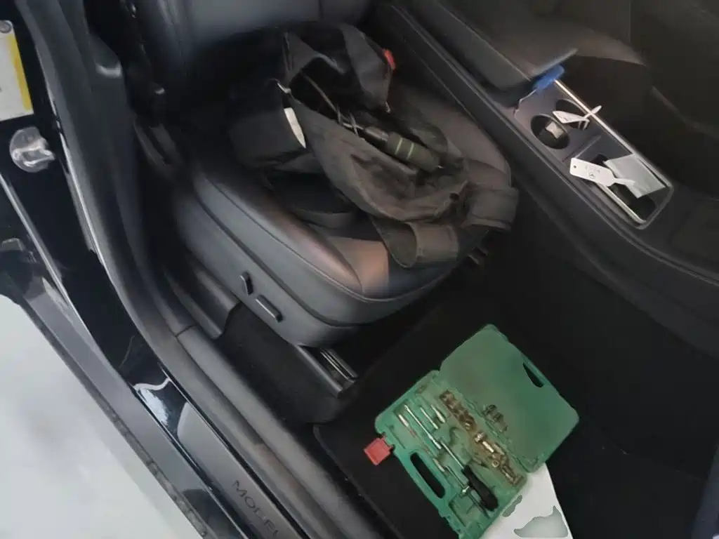 Tesla Model Y — миниатюра 25