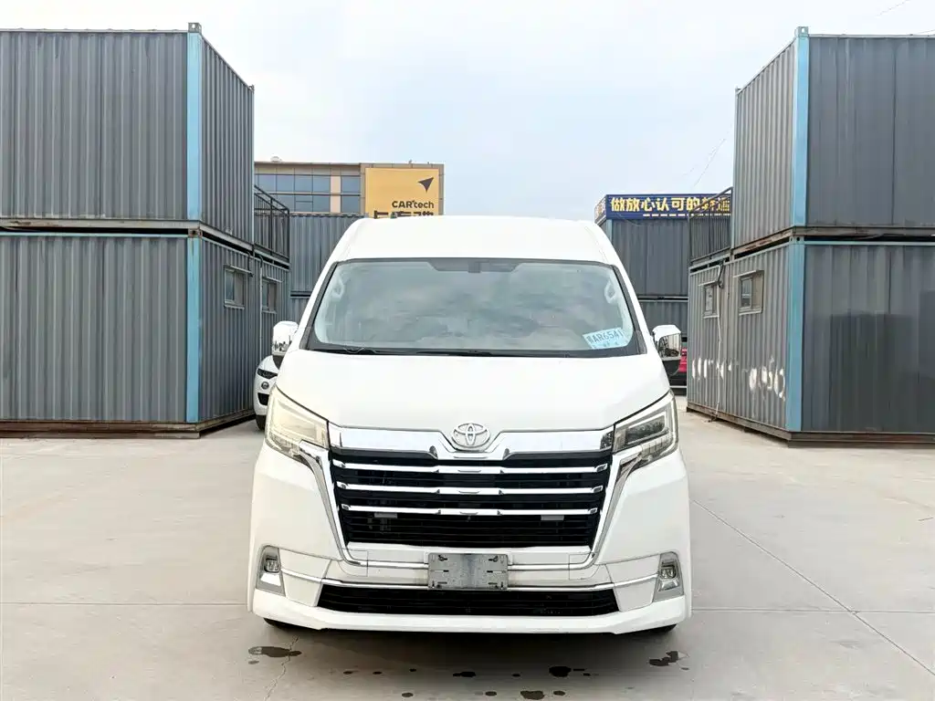 Toyota HiAce 2022 3.5L AT 13 мест
