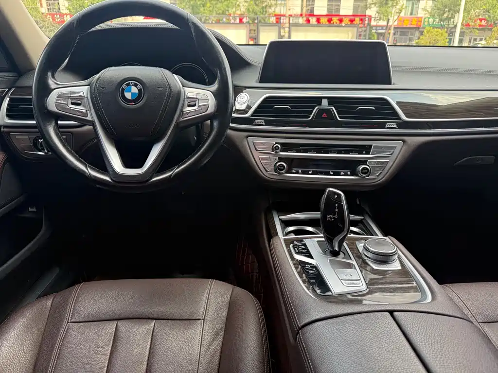 BMW 7 Series — миниатюра 7