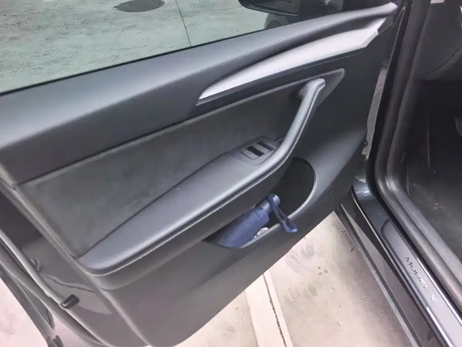 Tesla Model Y — миниатюра 7