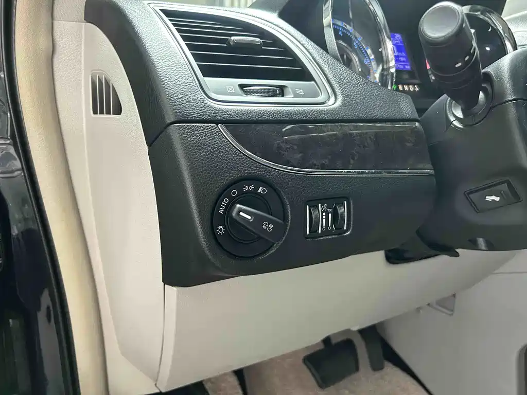 Chrysler Grand Voyager (Import) — миниатюра 15