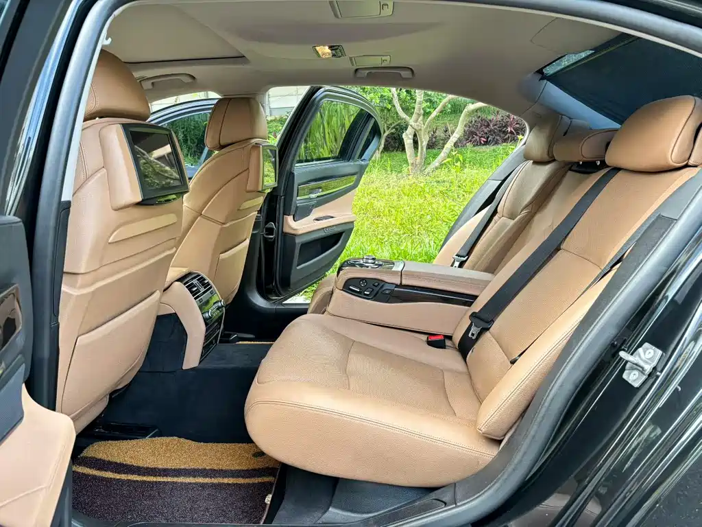 BMW 7 Series — миниатюра 6
