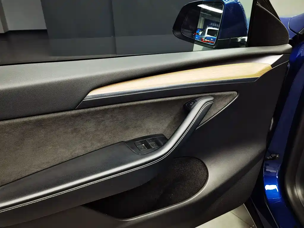 Tesla Model Y — миниатюра 7
