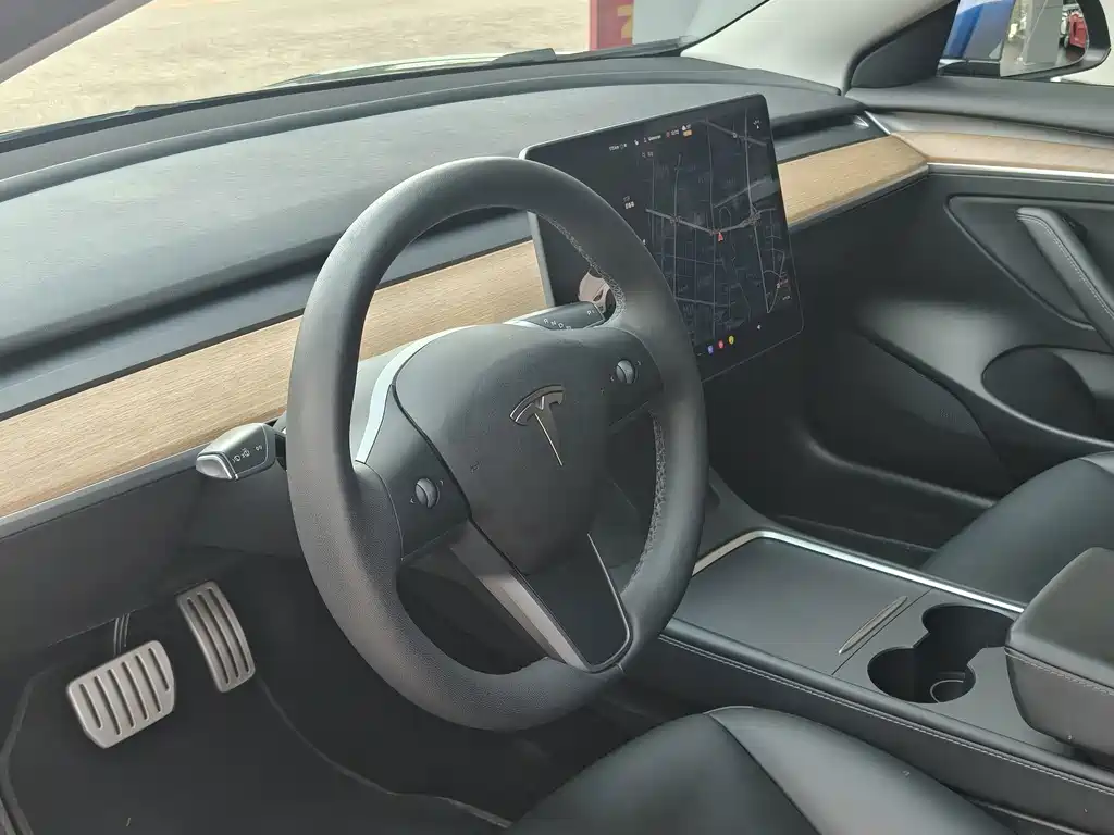 Tesla Model 3 — миниатюра 6