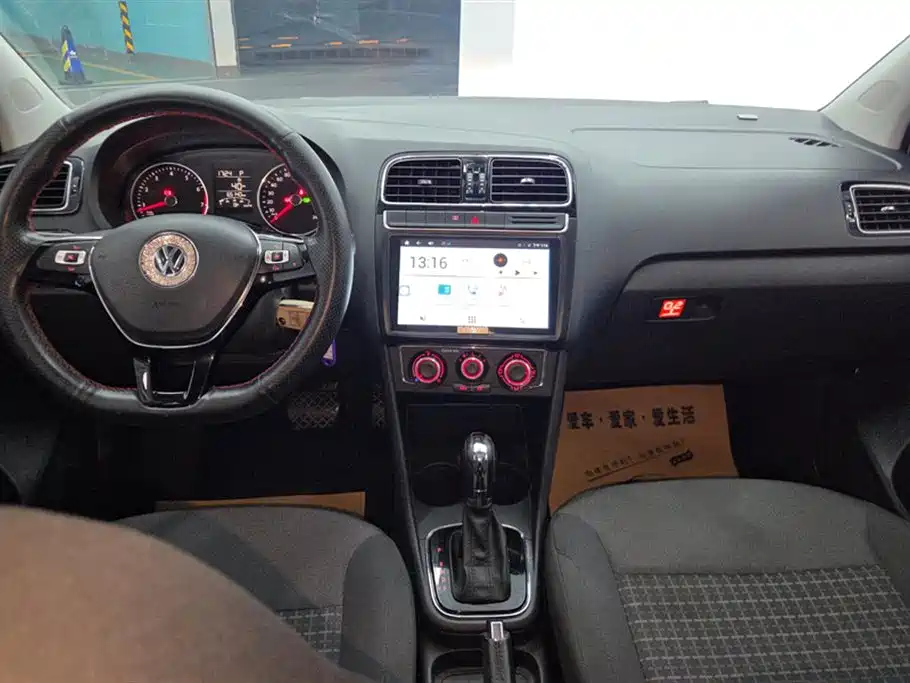 VOLKSWAGEN POLO
