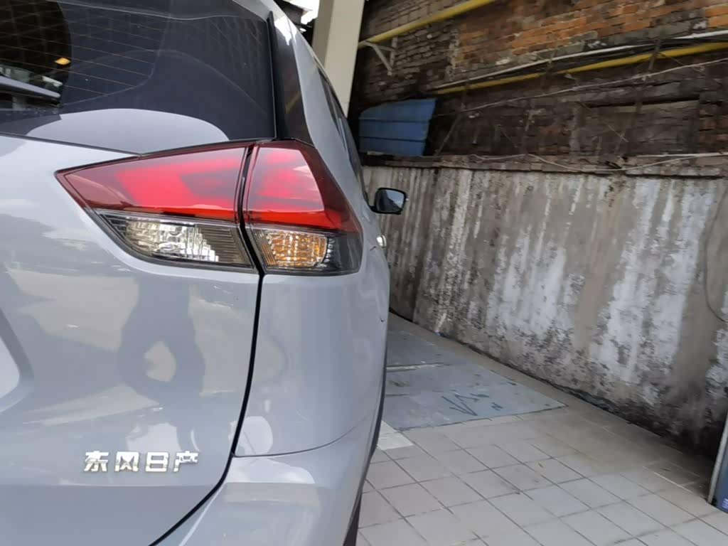 Nissan X-Trail 2.0 л 2025 г. Серебристо-серый, пробег 15800 км