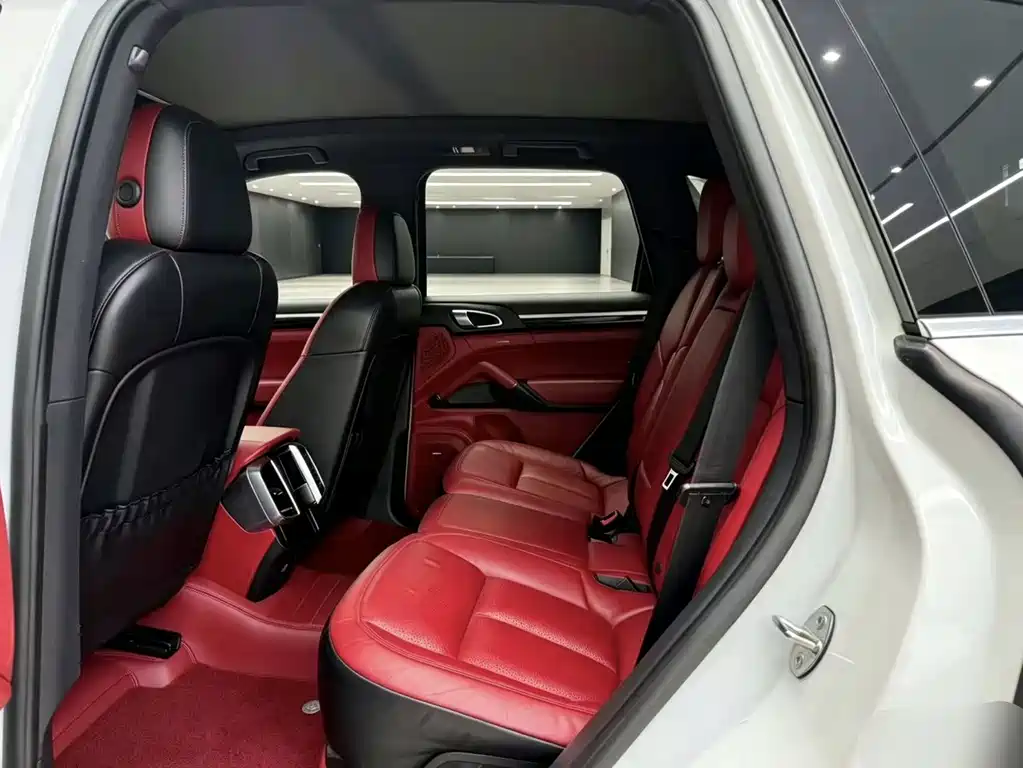 Porsche Cayenne — миниатюра 7