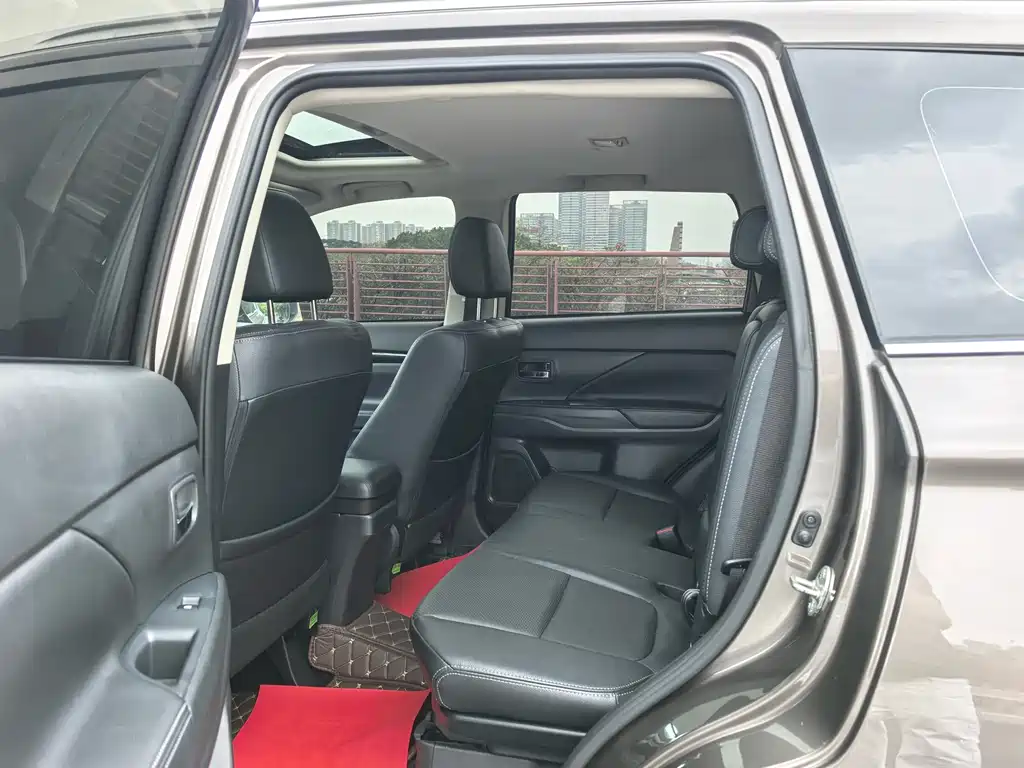 MITSUBISHI OUTLANDER