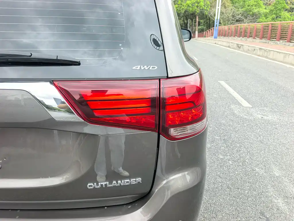 MITSUBISHI OUTLANDER