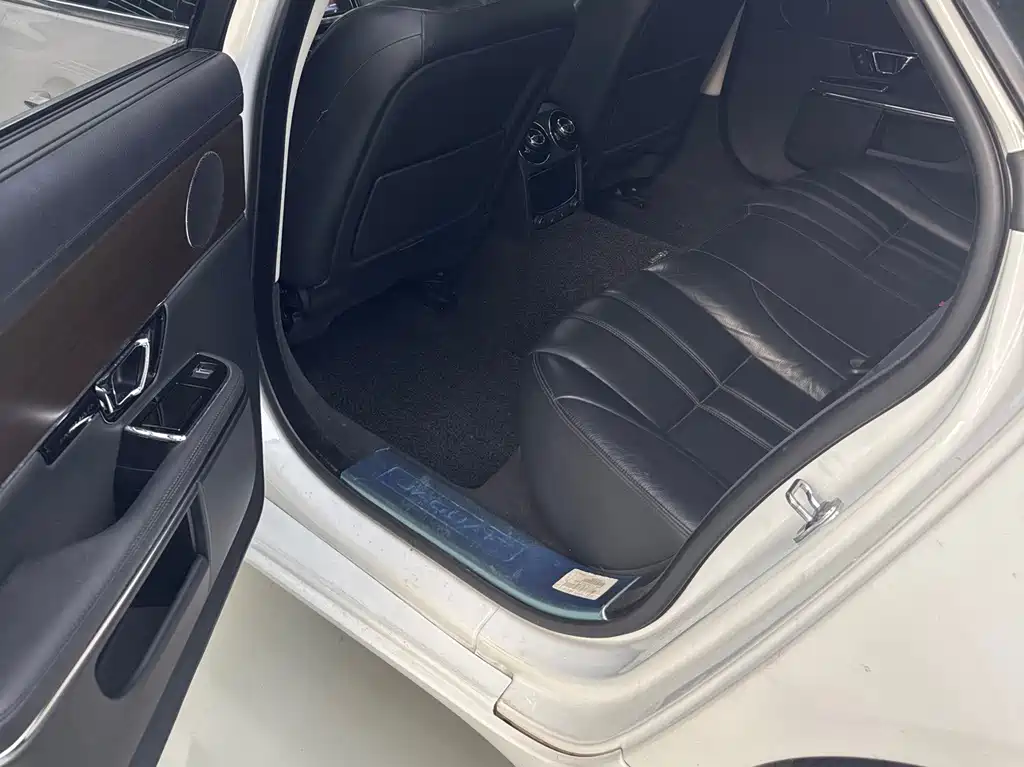 Jaguar XJ — миниатюра 6