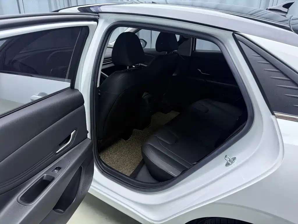 Hyundai Elantra — миниатюра 8