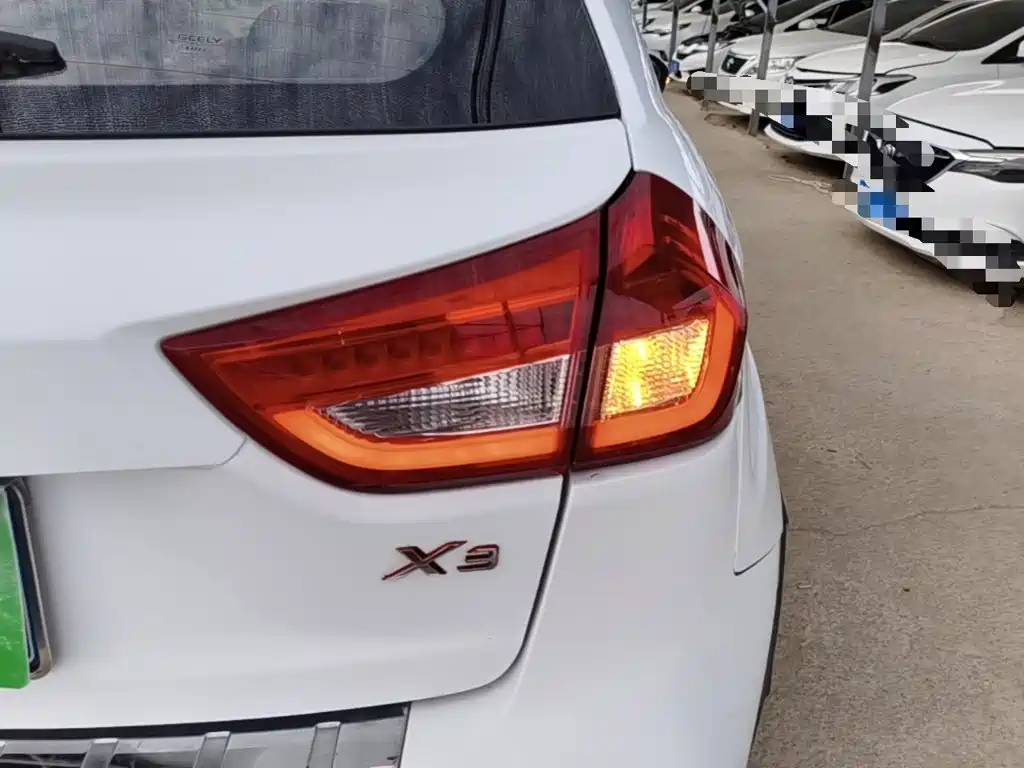 Geely Vision X3 — миниатюра 8