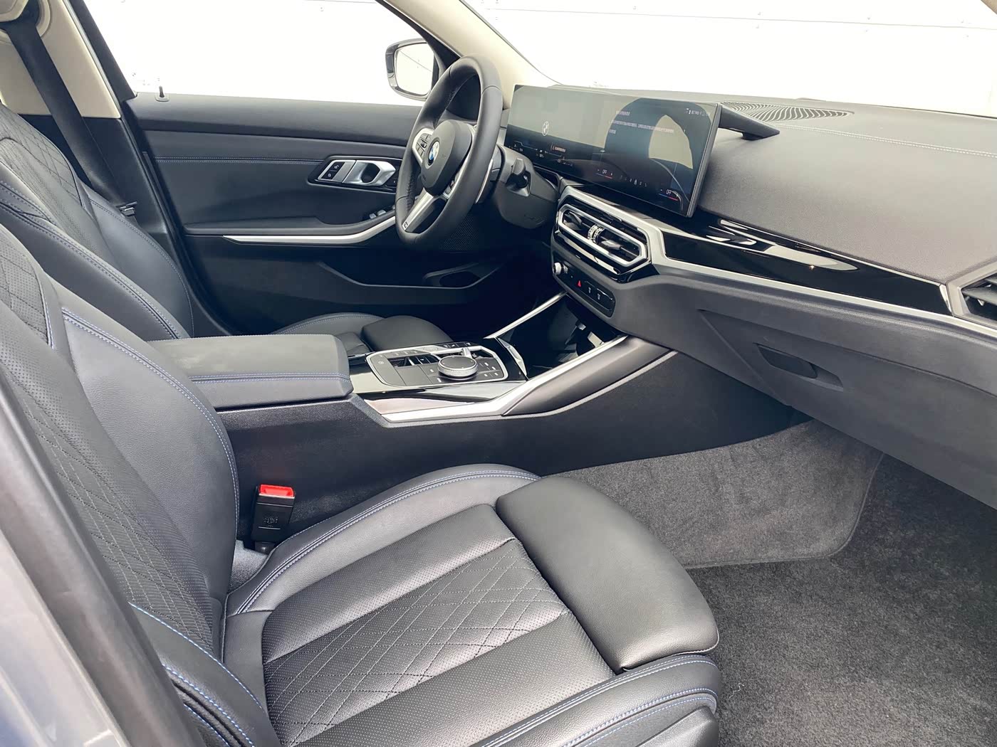 BMW 3 Series 2.0 л 2024 г. Серебристо-серый, пробег 10000 км