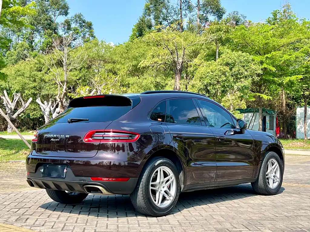 PORSCHE MACAN