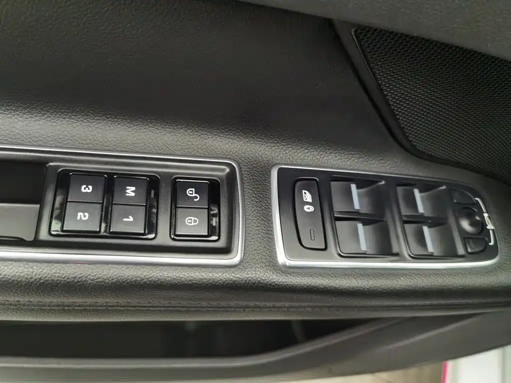 Jaguar XF — миниатюра 9