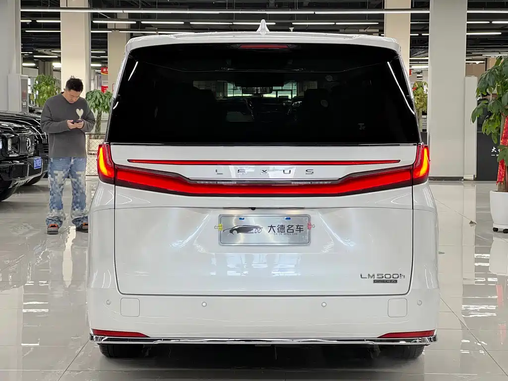 LEXUS LM