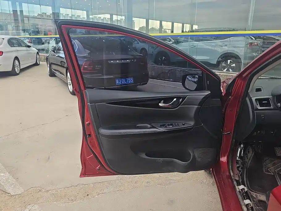 Nissan Tiida — миниатюра 7