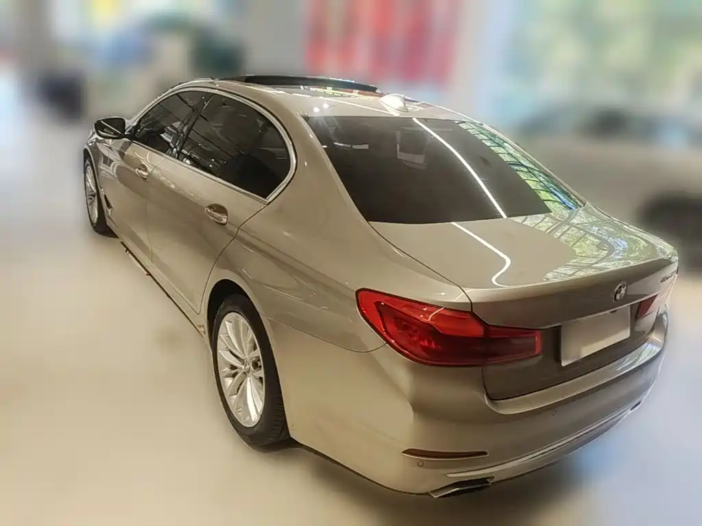 BMW 5 Series — миниатюра 7