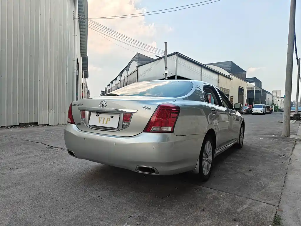 Toyota Crown — миниатюра 4