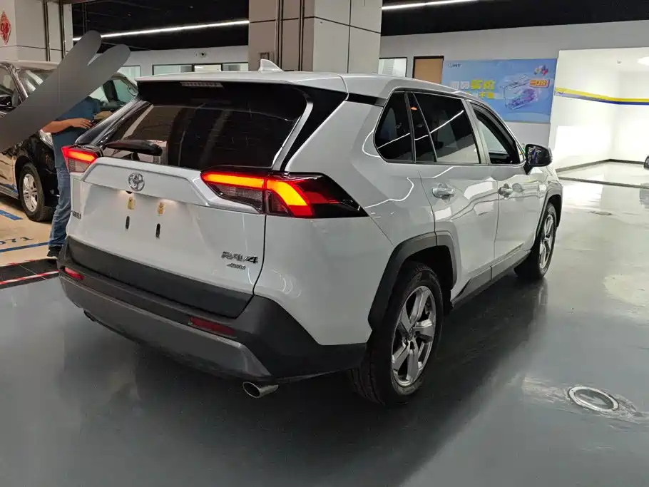 Toyota RAV4 — миниатюра 3