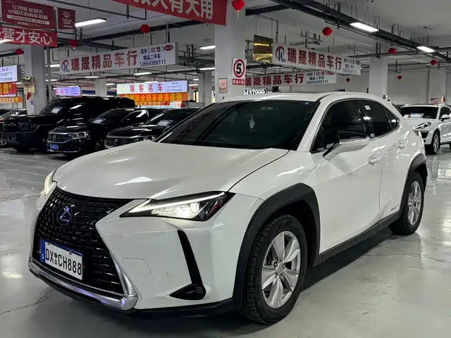 LEXUS UX 2020