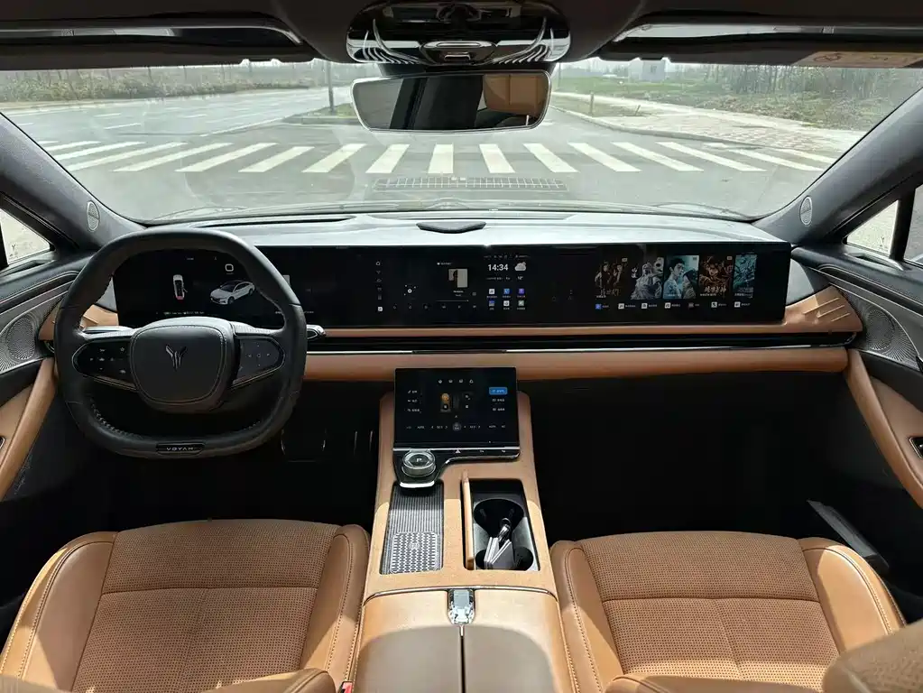 VOYAH LANTU CHASING LIGHT