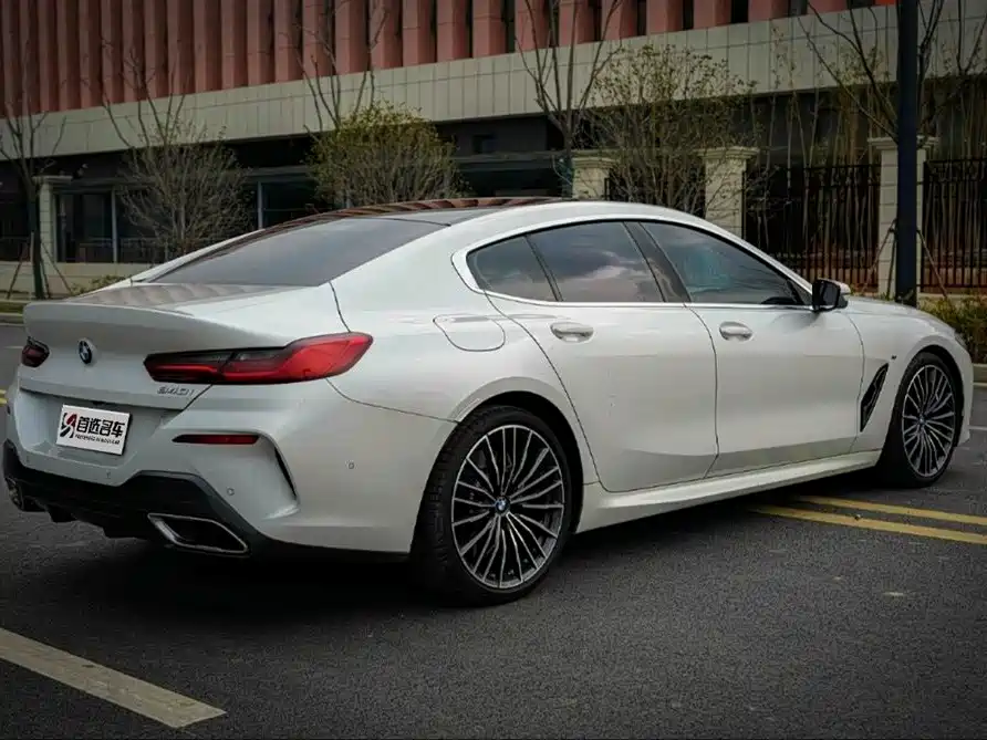 BMW 8 SERIES