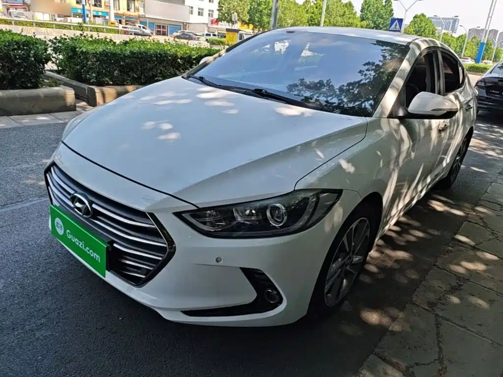 Hyundai Elantra 2016 1.6L Auto Smart Dazzle · Luxury Type