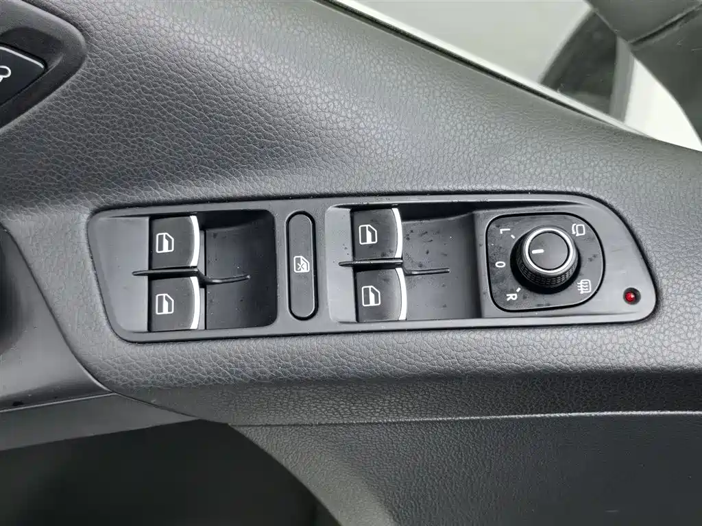 Volkswagen Tiguan 2015 1.8TSI AT Luxury
