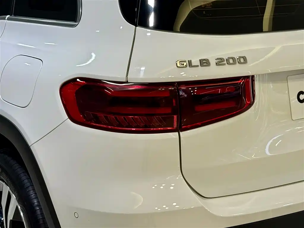 MERCEDES-BENZ GLB