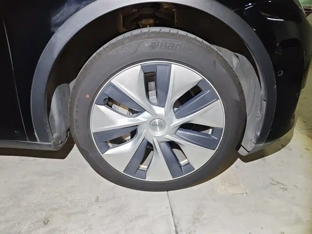 Tesla Model Y — миниатюра 8