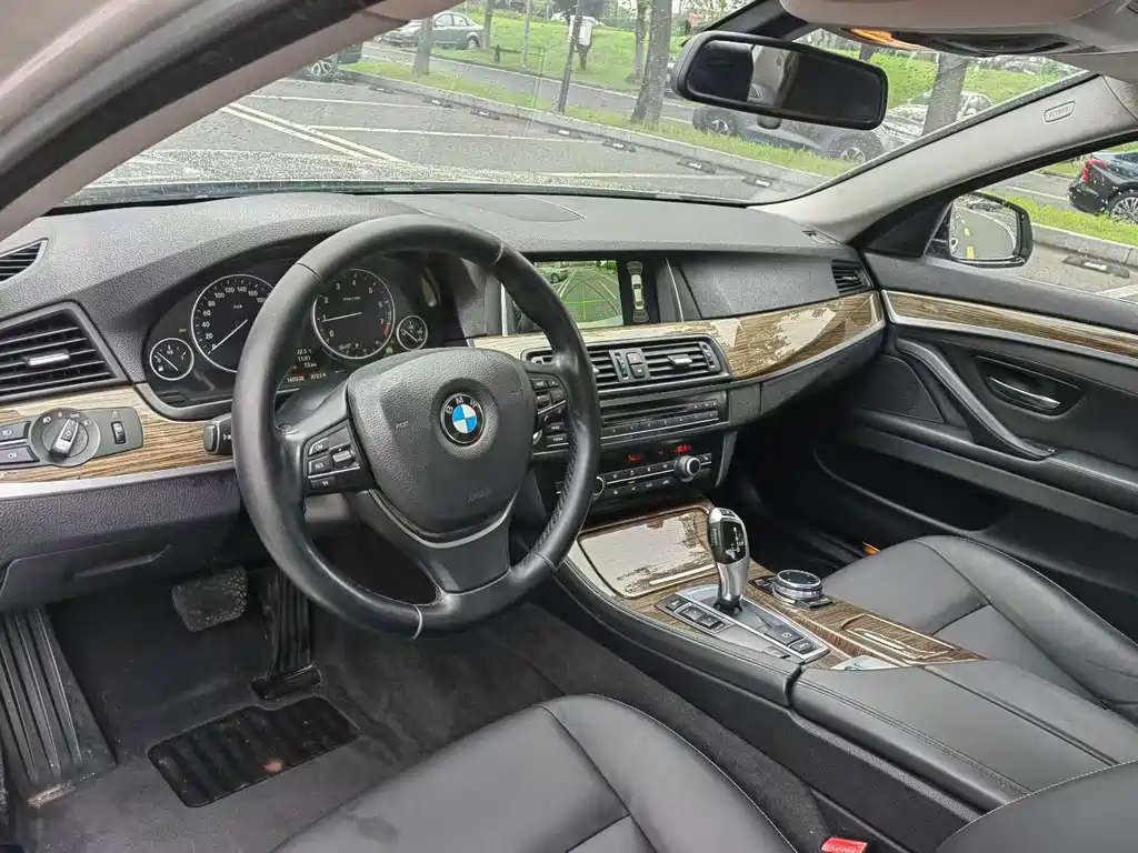 BMW 5 Series — миниатюра 4