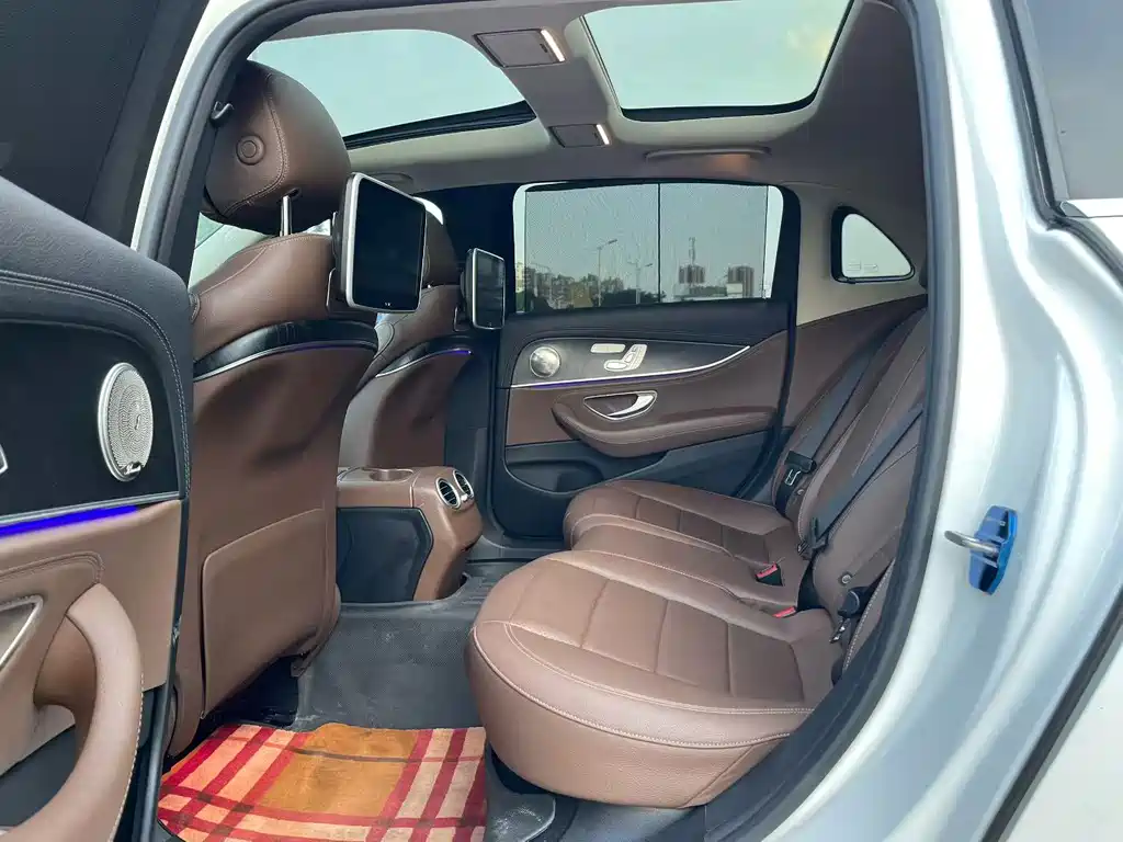 Mercedes-Benz E-Class — миниатюра 6