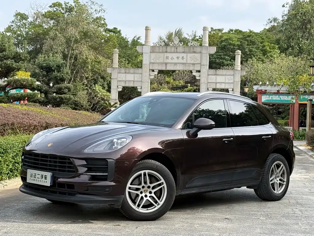 PORSCHE MACAN