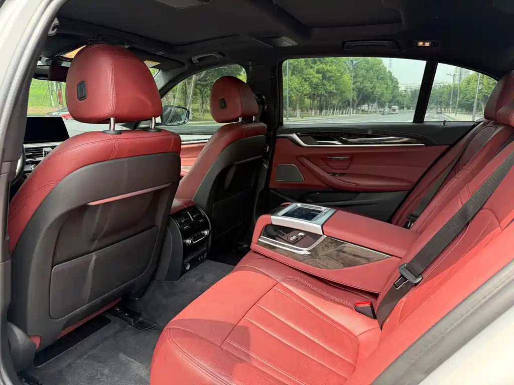 BMW 5 Series — миниатюра 6