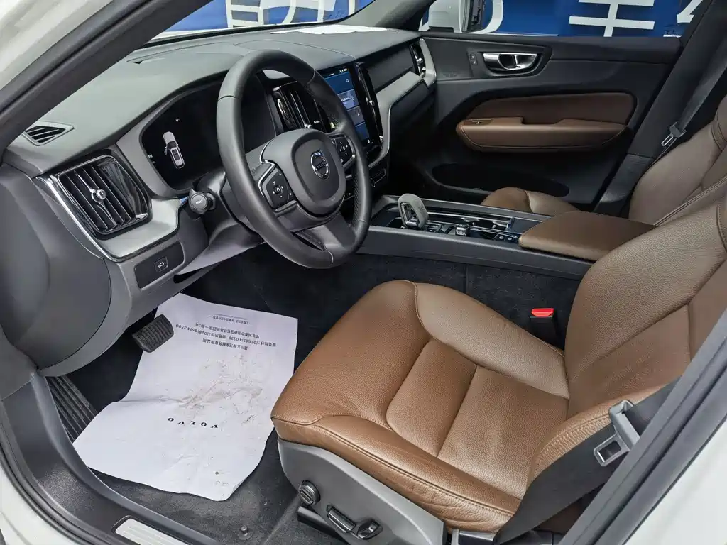 Volvo XC60 2024 B5 Luxury