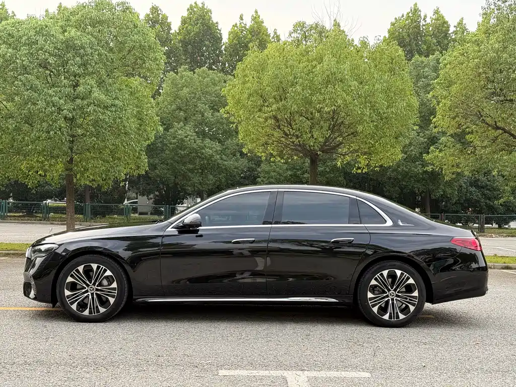 Mercedes-Benz E-Class — миниатюра 7