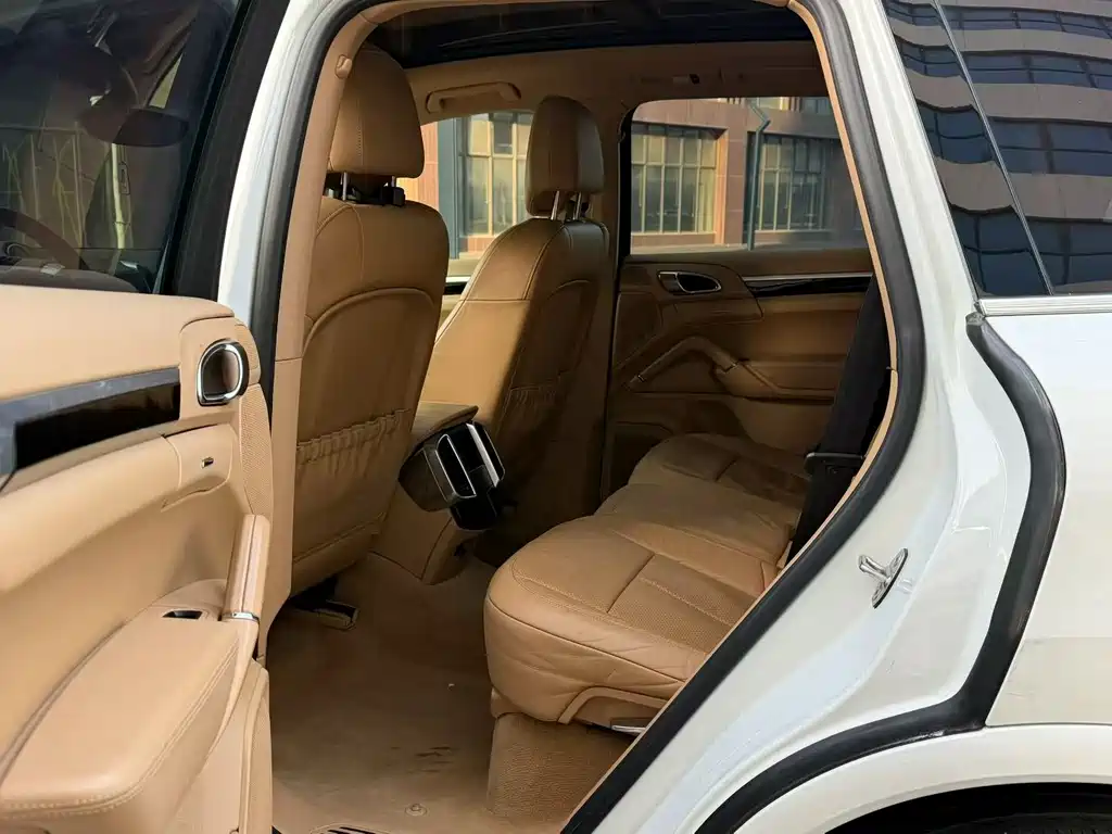 Porsche Cayenne — миниатюра 6