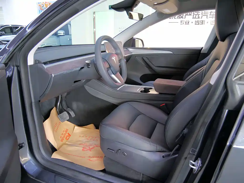 Tesla Model Y — миниатюра 8